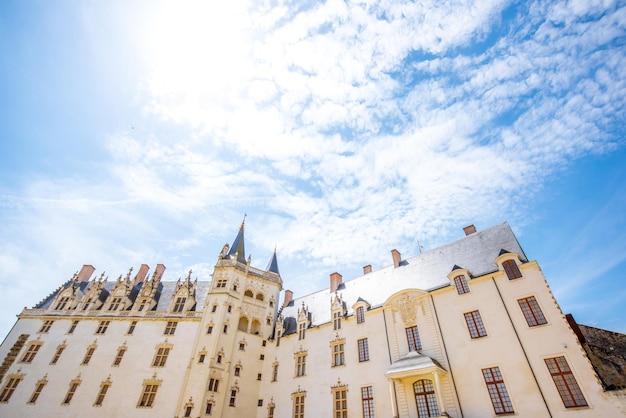 Vista do castelo dos Duques da Bretanha com céu azul durante o tempo ensolarado na cidade de Nantes, na França