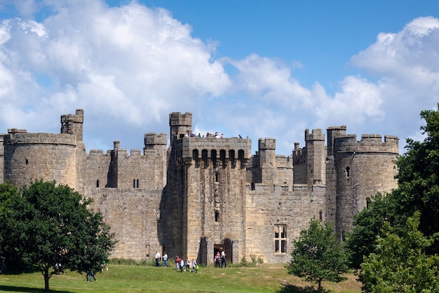 Vista do castelo em bodiam em east sussex em 24 de junho de 2009 pessoas não identificadas