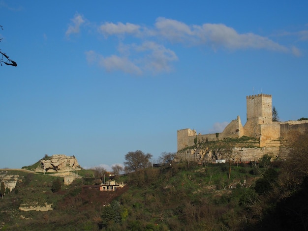 Foto vista do castelo lombardo e da rocca di cerere da cidade de enna, sicília, itália