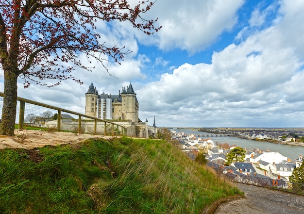 Vista do castelo Saumur nas margens do Rio Loire, França