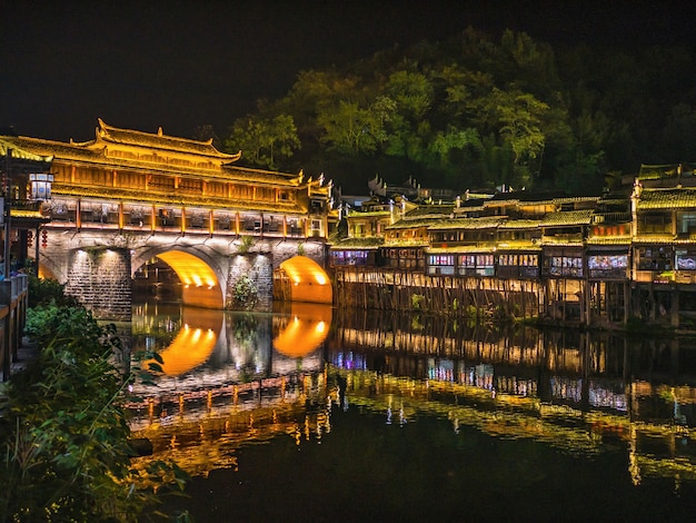 Vista do cenário à noite da cidade velha de fenghuang. a cidade antiga de fenghuang ou o condado de fenghuang é um condado da província de hunan, na china