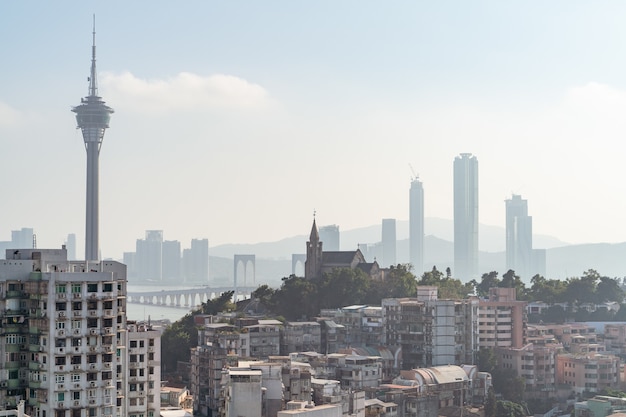 Vista do cenário do drone de alto ângulo da suja vila da favela no centro de Macau, China.