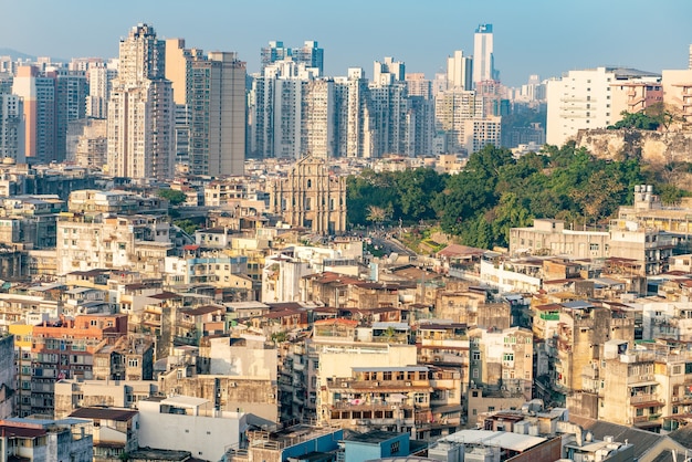 Vista do cenário do drone de alto ângulo da suja vila da favela no centro de Macau, China.