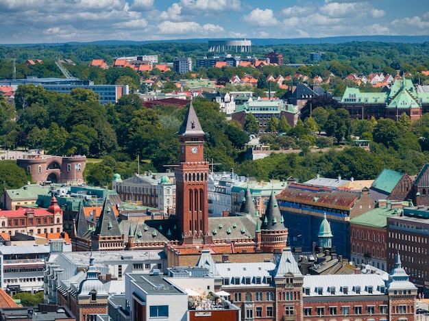 Vista do centro da cidade de Helsinborg e do porto de Helsingborg, na Suécia. Cidade velha à beira da praia e porto da cidade no porto de Helsinburg. Belas vistas aéreas