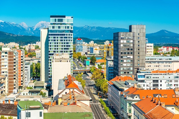 Vista do centro de Ljubljana, Eslovênia. Paisagem urbana com edifícios modernos e históricos na parte central da cidade