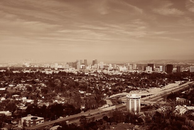 Vista do centro de Los Angeles com rodovias e arquiteturas urbanas.