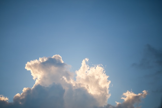 Vista do céu azul com panorama de nuvem, usando como papel de parede ou plano de fundo da paisagem da natureza.
