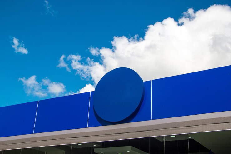 Vista do céu azul de uma loja de alimentos para colocar texto