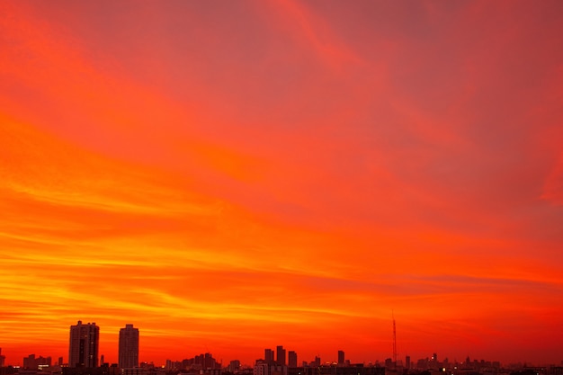 Vista do céu dramático laranja