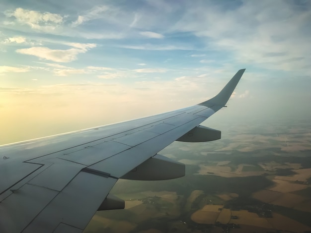 Vista do céu e das nuvens de dentro de um avião comercial