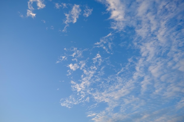 Vista do céu em baixo ângulo