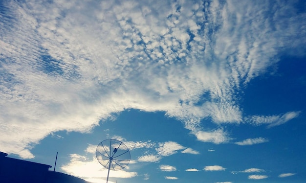 Vista do céu em baixo ângulo