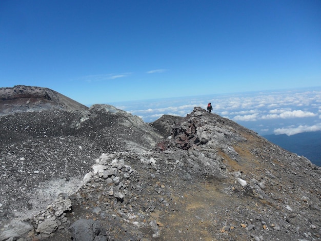 Vista do céu no pico do Monte Indonésia