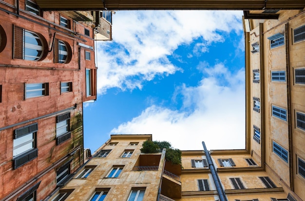 Vista do céu nublado do pátio da casa em Roma