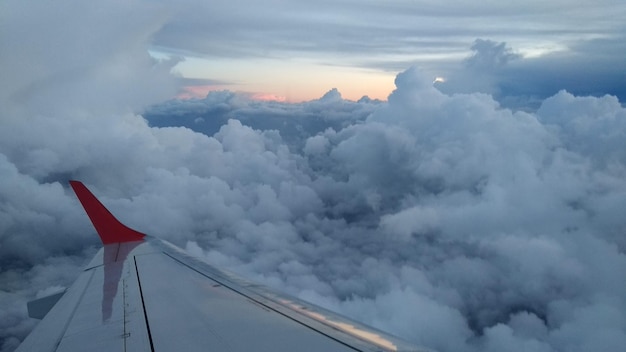 vista do céu nublado durante o voo de um avião de passageiros