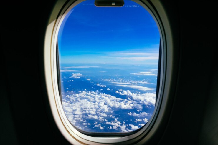Foto vista do céu nublado vista através da janela de um avião