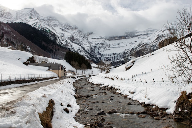 Vista do Cirque de Gavarnie sob céu nublado