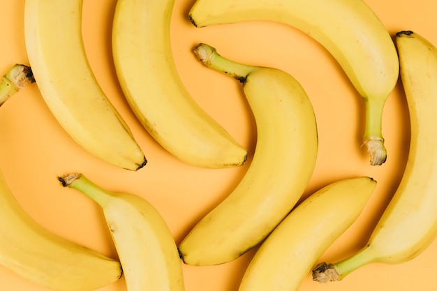 Vista do close-up de arranjo de bananas no fundo liso