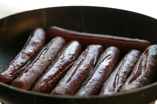Vista do close-up de salsichas fritas. carne de peixe. cozinhar alimentos. foto de alta qualidade