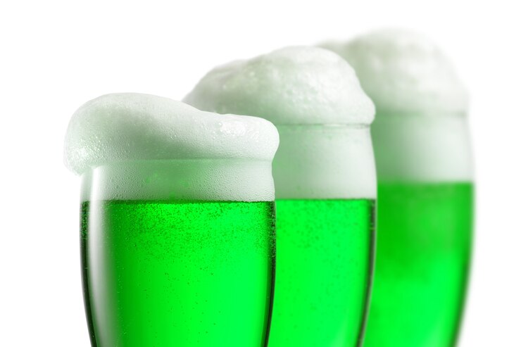 Foto vista do close-up de três copos com cerveja alcoólica natural fresca com espuma extra. conceito do dia de são patrício feliz.