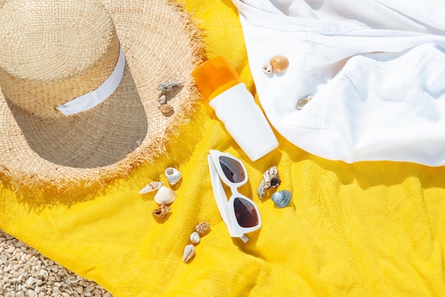 Vista do cobertor amarelo com férias de verão de coisas de praia