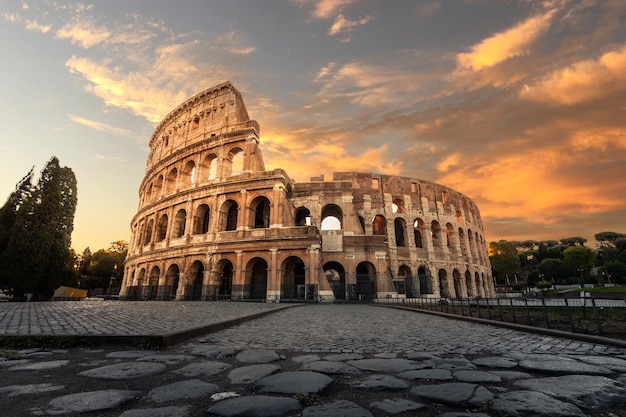 Vista do Coliseu Romano (Coliseu Romano) em Roma, Lazio, Itália.