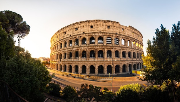 Vista do Coliseu Romano (Coliseu Romano) em Roma, Lazio, Itália.