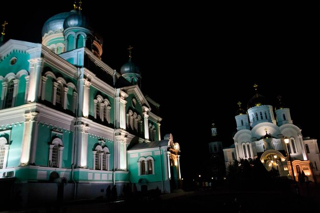 Vista do convento da Santíssima TrindadeSaint SeraphimDiveyevo à noite em Diveyevo Rússia