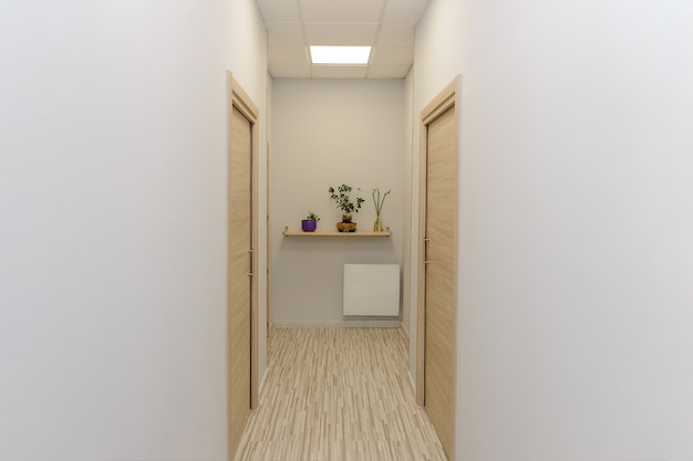 Foto vista do corredor vazio de uma clínica médica