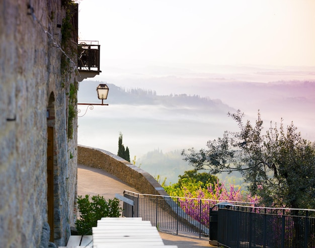 Vista do deck de observação na manhã de nevoeiro na Toscana, na província de Siena. Toscana, Itália