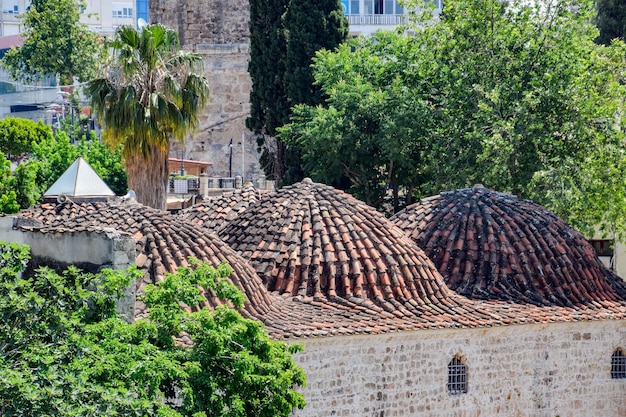 Foto vista do deck de observação nos telhados dos antigos edifícios da cidade antiga de kaleici, em antalya