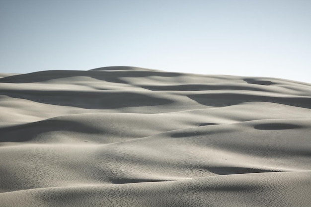 Vista do deserto contra o céu claro