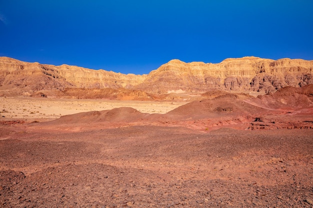 Vista do deserto da montanha com céu azul