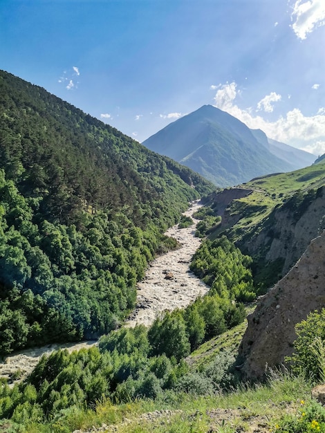 Vista do desfiladeiro de chegem perto da cachoeira abaisu kabardinobalkaria junho de 2021