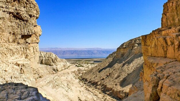 Vista do desfiladeiro ein gedi no mar morto, israel v