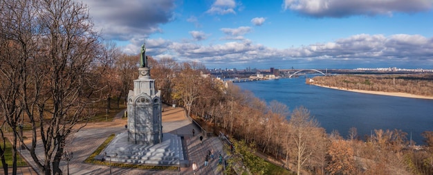 Vista do dia de sol no Monumento de São Vladimir com belas nuvens de outono Kiev Ucrânia Vista do dia de sol