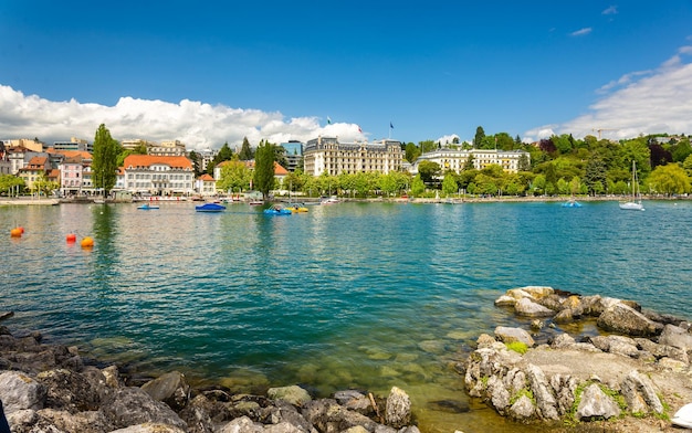 Vista do dique em Lausanne, na Suíça