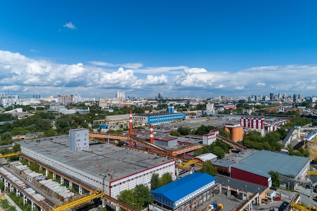 Vista do distrito industrial urbano da paisagem urbana de verão do ar