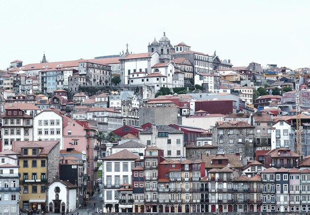 Vista do distrito residencial contra o céu limpo