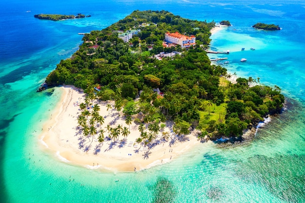 Vista do drone da ilha tropical caribenha Cayo Levantado, na República Dominicana