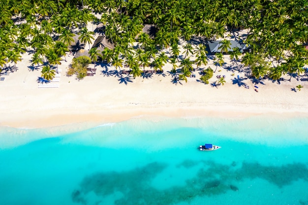 Vista do drone da praia da ilha tropical caribenha