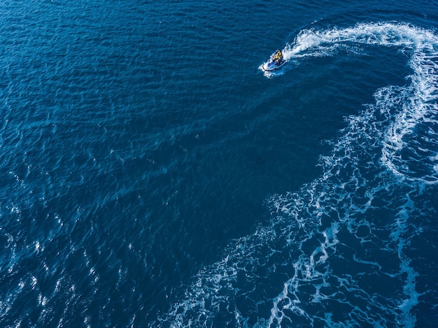 Vista do drone de jet ski no mar azul Esporte aquático