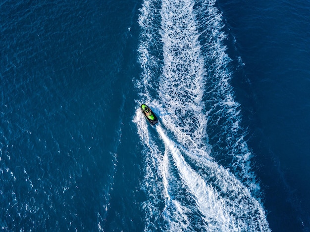 Vista do drone de jet ski no mar azul Esporte aquático