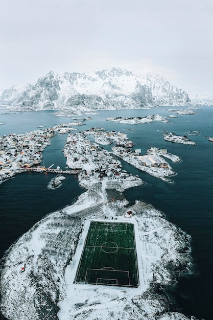 Vista do drone do estádio de futebol henningsvaer