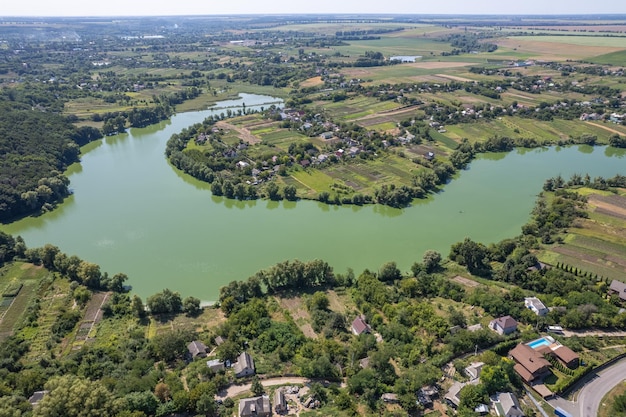 Vista do drone na vila com natureza verde e rio