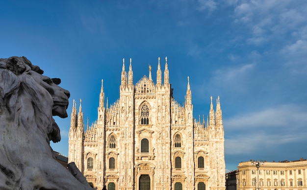 Foto vista do duomo (catedral) de milão - praça duomo