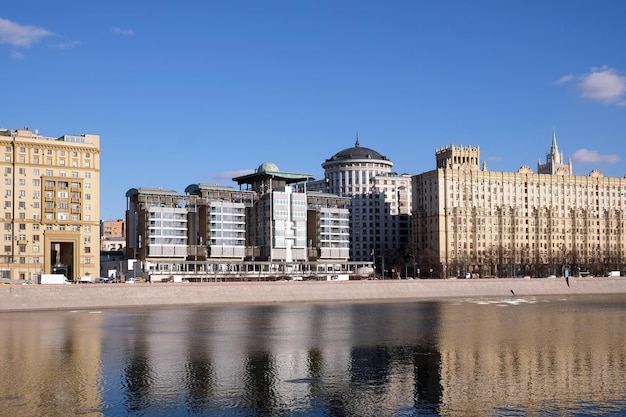 Vista do edifício da Embaixada Britânica em Moscou, Rússia, no dique de Smolenskaya