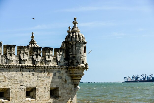 Foto vista do edifício do mar contra o céu