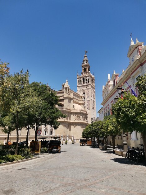 Foto vista do edifício do templo contra o céu claro