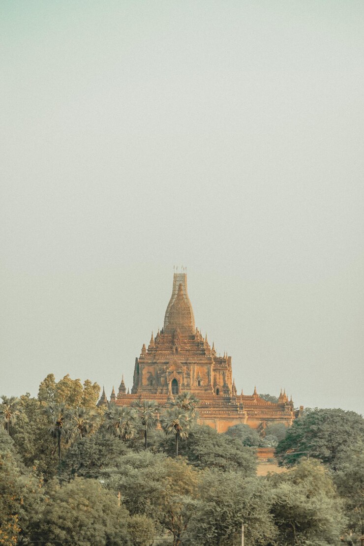 Foto vista do edifício do templo contra o céu claro